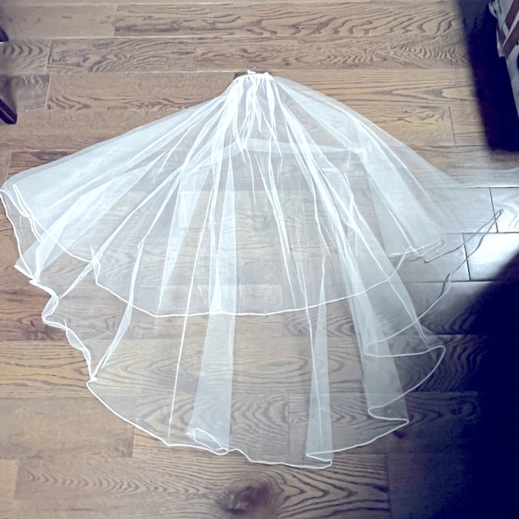 Michelle Roth (FKA Henry Roth) Swarovski Crystal-edged veil - Picture 6 of 7